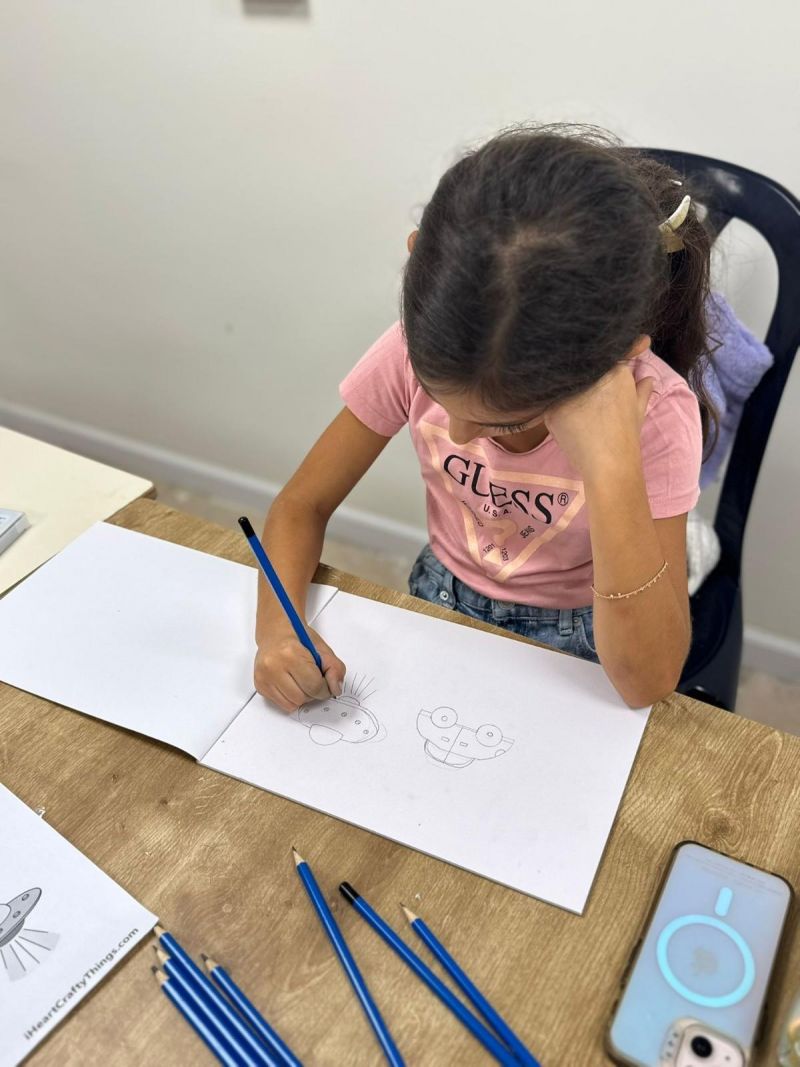 افتتاح دورة الرسم، وأول لقاء كان كيف نتعلم رسم وسائل النقل.