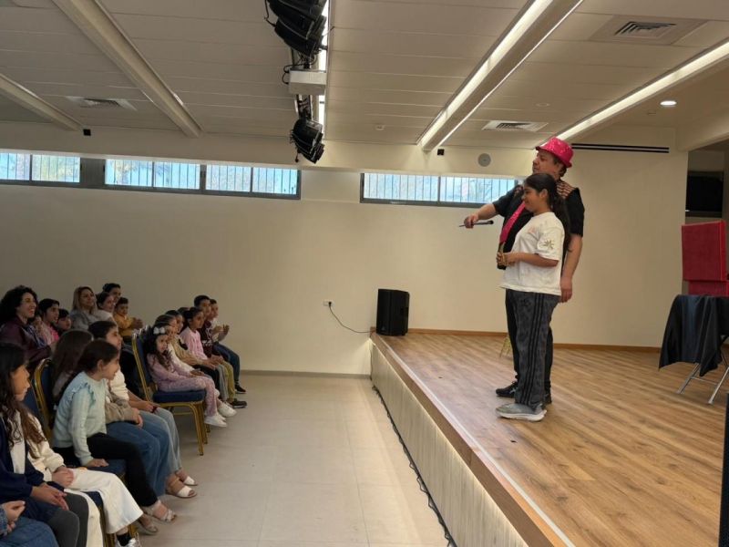 "حارس الصندوق" عرض سحري يخطف أنظار الأطفال والأهل مع عمو خليل