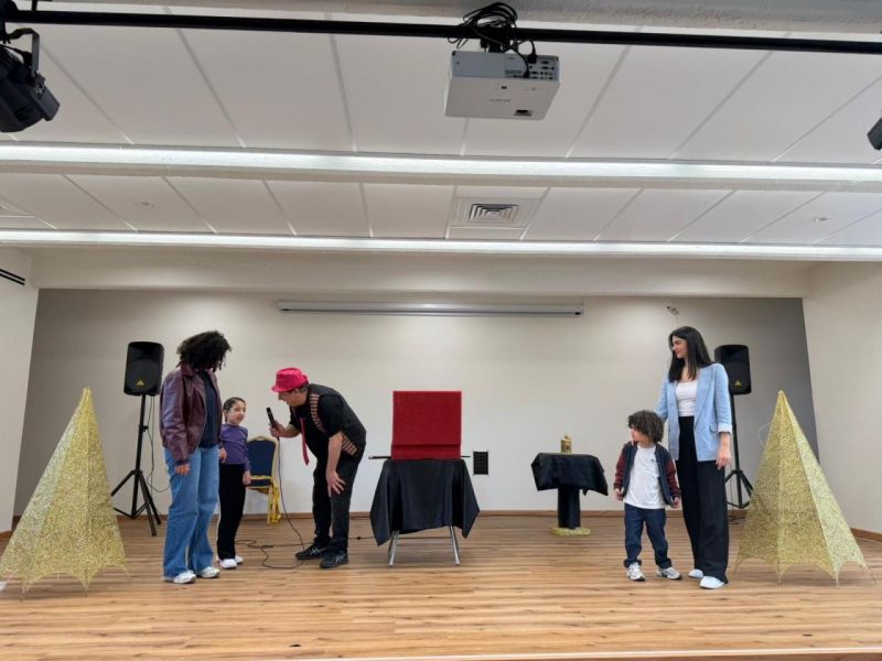 "حارس الصندوق" عرض سحري يخطف أنظار الأطفال والأهل مع عمو خليل