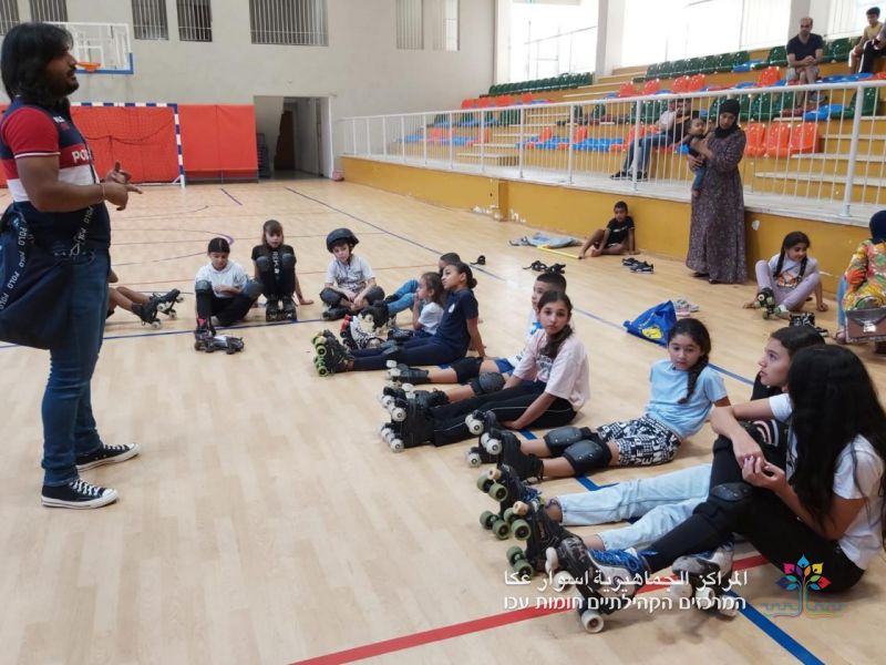لأول مرة في عكا، افتتاح مدرسة هوكي عجلات في المراكز الجماهيرية اسوار عكا ومشاركة واسعة.