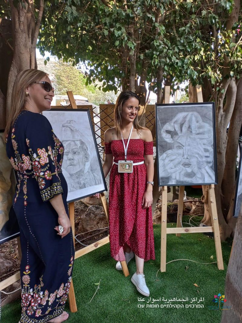 الفنانة العكية ندين بشير تشارك بلوحاتها في معرض فنيّ برمانة البطوف