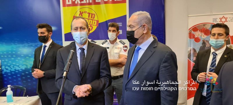 رئيس الوزراء نتنياهو يزور المركز الثقافي بعد نجاح مركز التطعيم فيه وبأعداد كبيرة