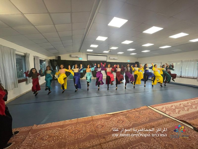 فرقة الرقص الفلكلوري التابعة للمراكز الجماهيرية اسوار عكا تشارك في مسابقة قطرية.